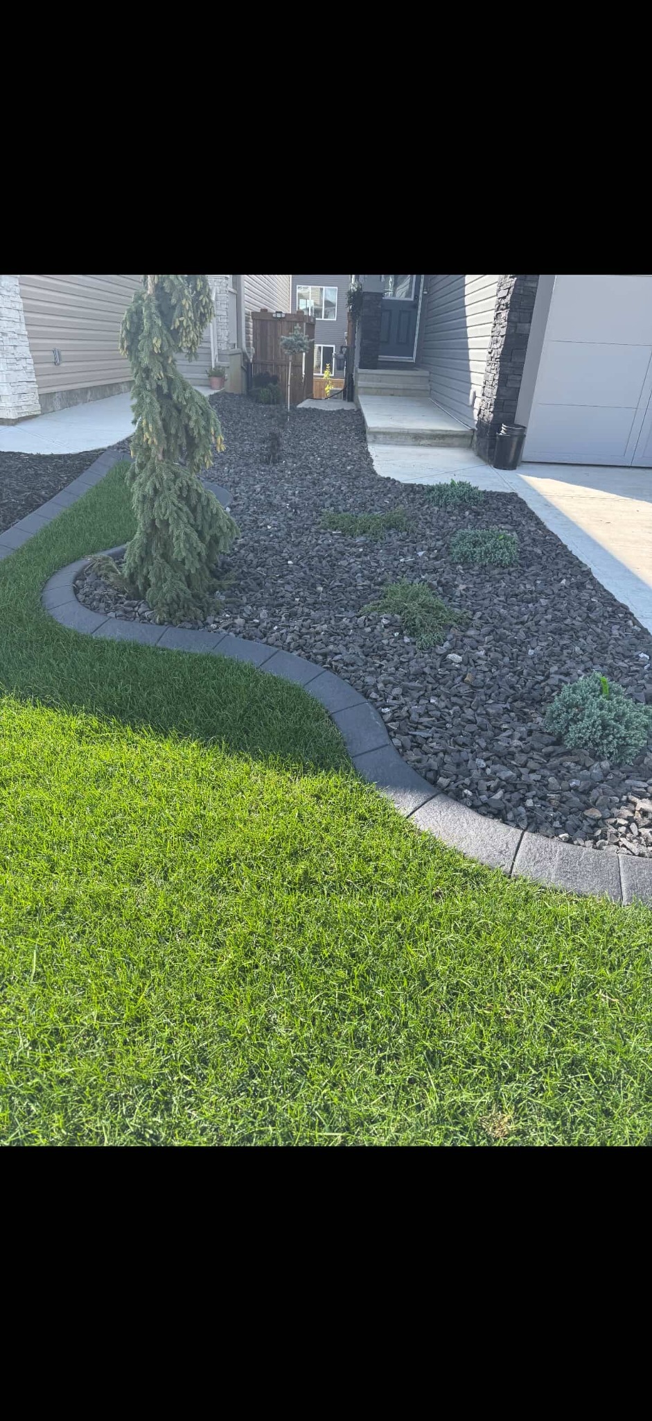 Decorative rock with curbing